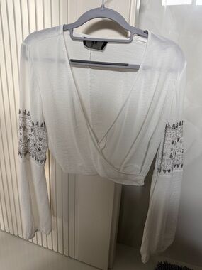 Boho H&M White Cropped Wrap Top with Embroidered Sleeves